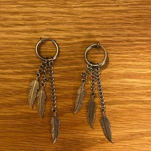 Clip on earrings with feathers